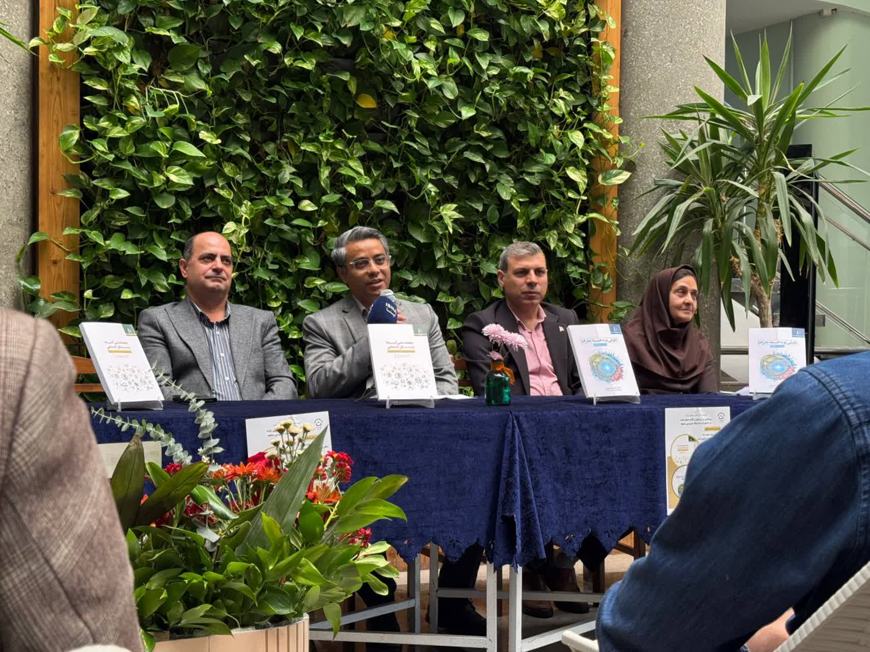 دکتر محسن جان‌پرور در حال صحبت درباره کتاب فلسفه جغرافیا