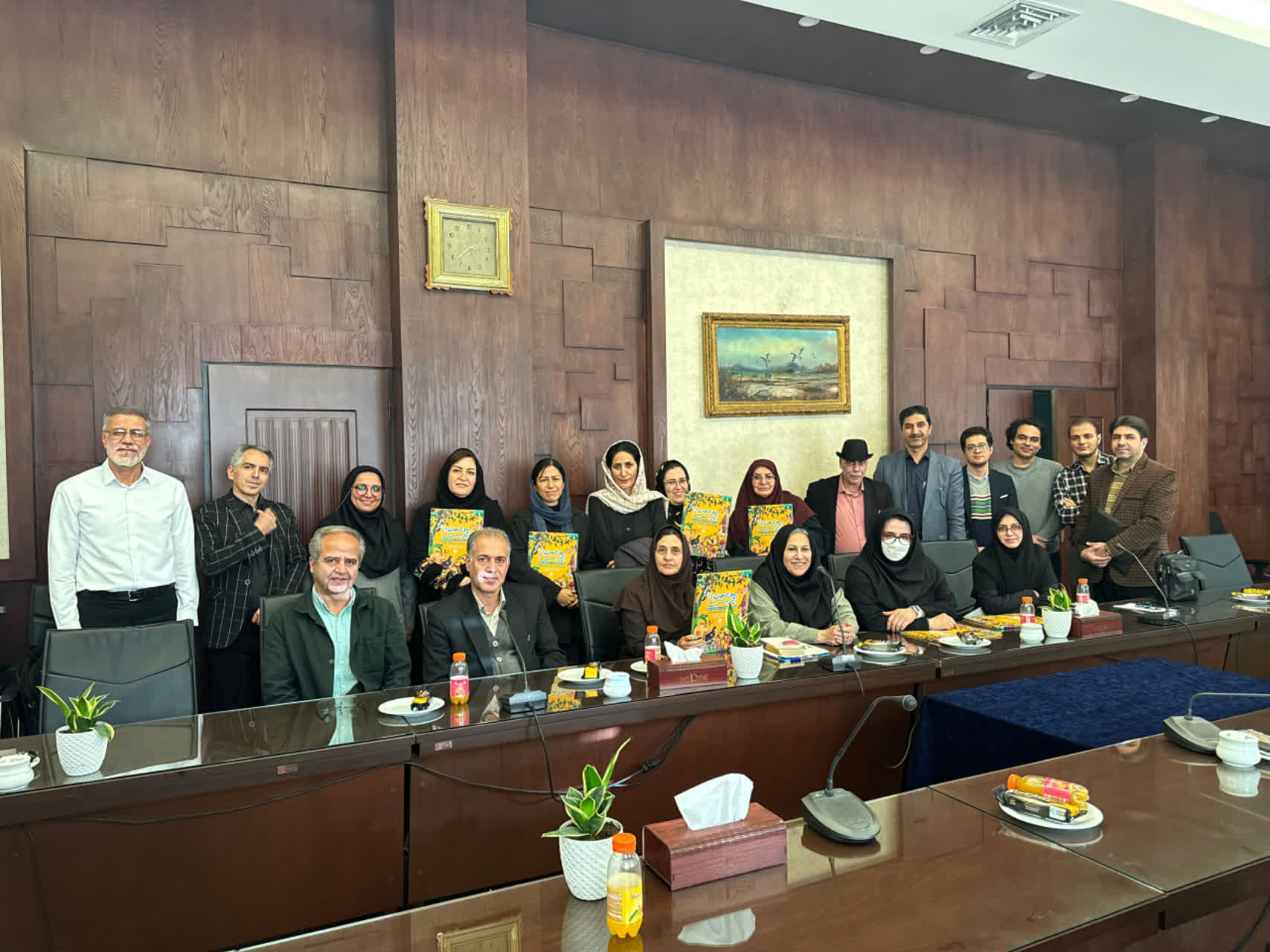 عکس گروهی شرکت کنندگان نشست